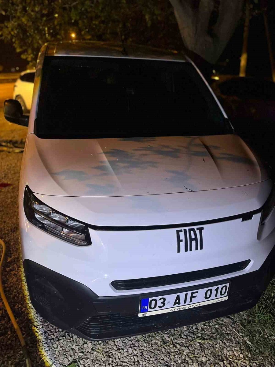 Antalya’da Kontrolden Çıkan Otomobil Park Halindeki Araçları Hurdaya Çevirdi: 4 Yaralı