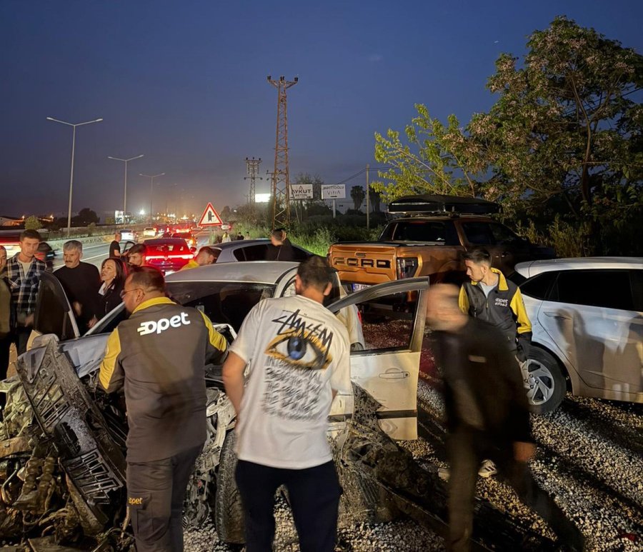 Antalya’da Kontrolden Çıkan Otomobil Park Halindeki Araçları Hurdaya Çevirdi: 4 Yaralı