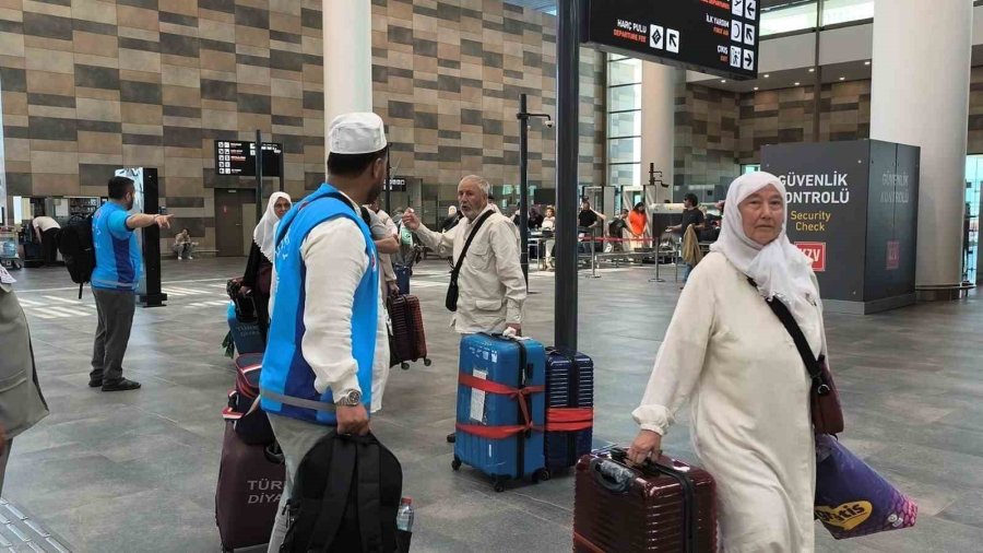 Anamurlu Hacı Adayları, Dualarla Kutsal Topraklara Uğurlandı
