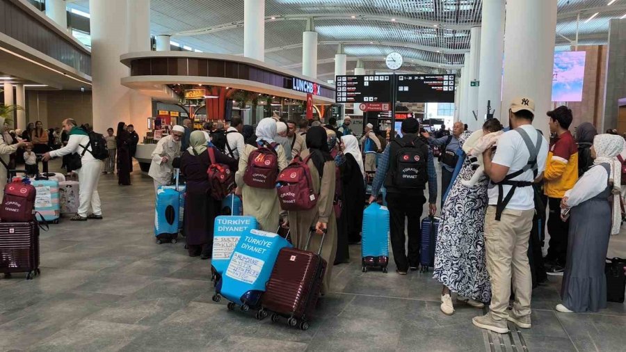 Anamurlu Hacı Adayları, Dualarla Kutsal Topraklara Uğurlandı