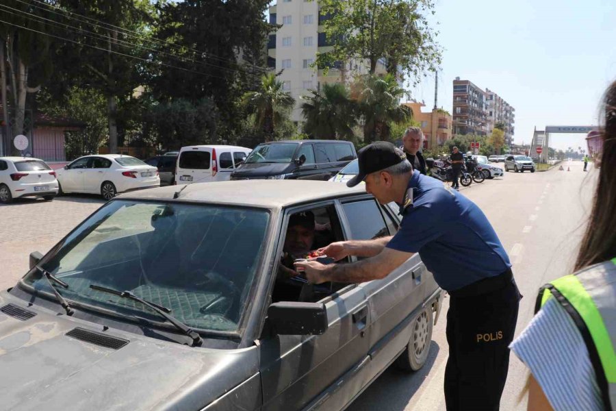 Mersin’de Yoğurt Ve Çilek İkramlı Trafik Uygulaması