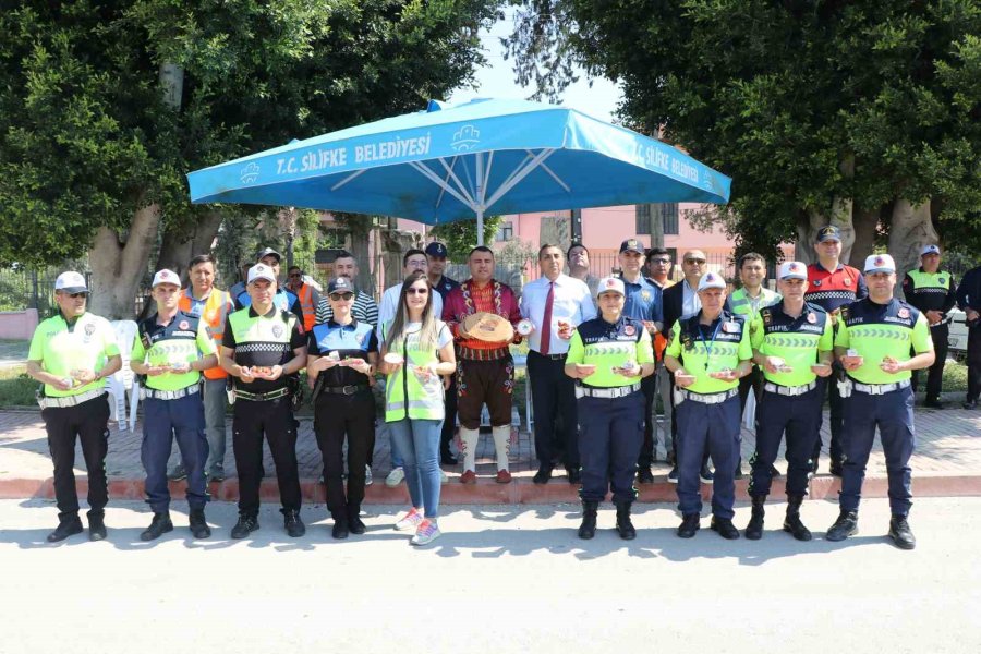 Mersin’de Yoğurt Ve Çilek İkramlı Trafik Uygulaması