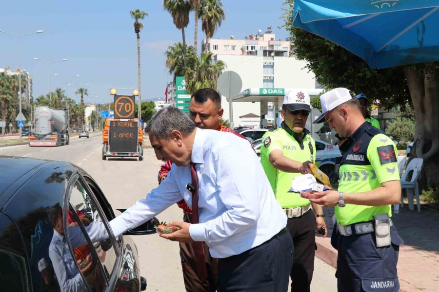 Mersin’de Yoğurt Ve Çilek İkramlı Trafik Uygulaması