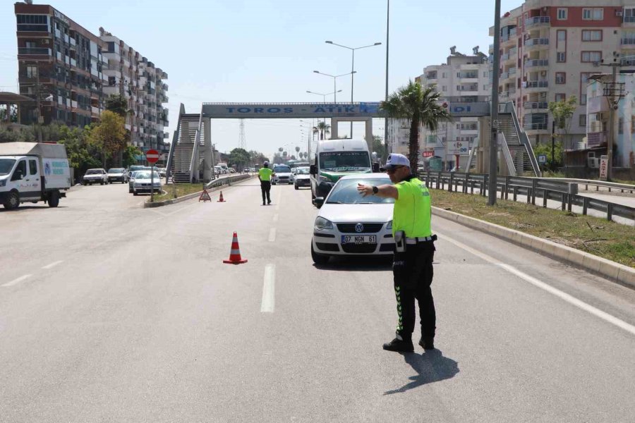 Mersin’de Yoğurt Ve Çilek İkramlı Trafik Uygulaması