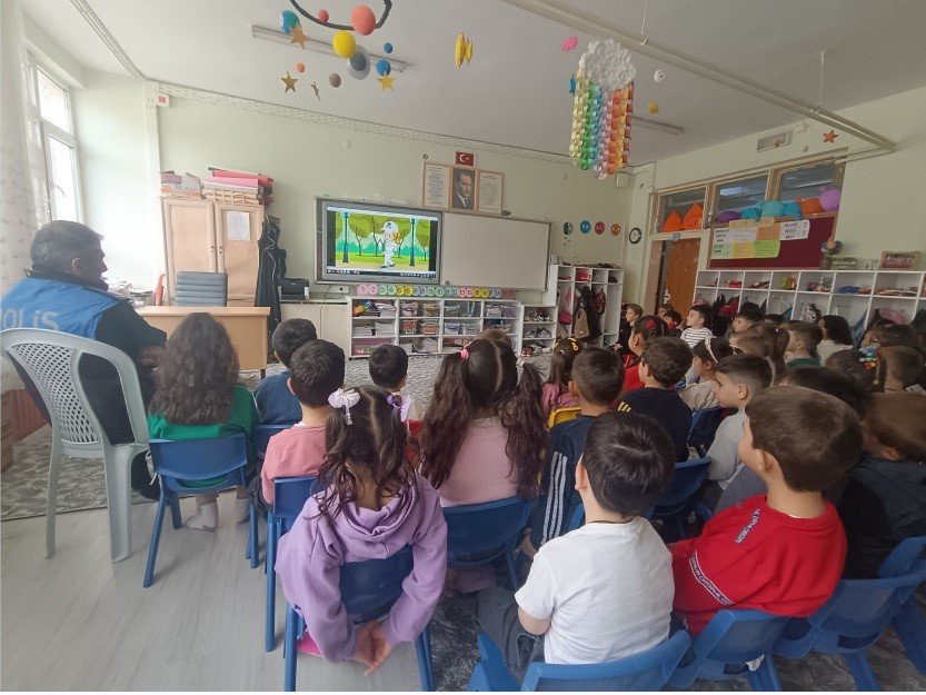 Niğde’de Öğrencilere Güvenlik Eğitimi, Vatandaşlara Dolandırıcılık Uyarısı Yapıldı
