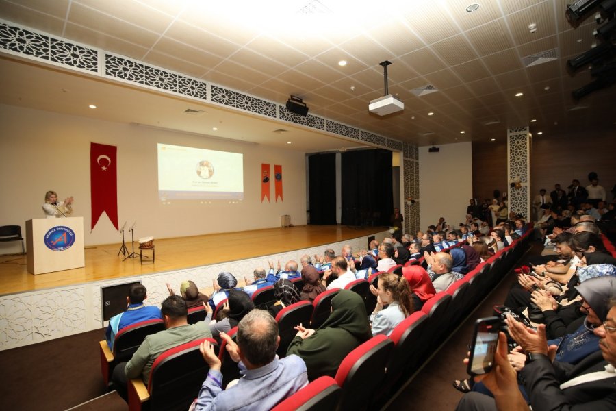 Akdeniz Üniversitesi’nde Mezuniyet Coşkusu İlahiyat Fakültesi İle Başladı