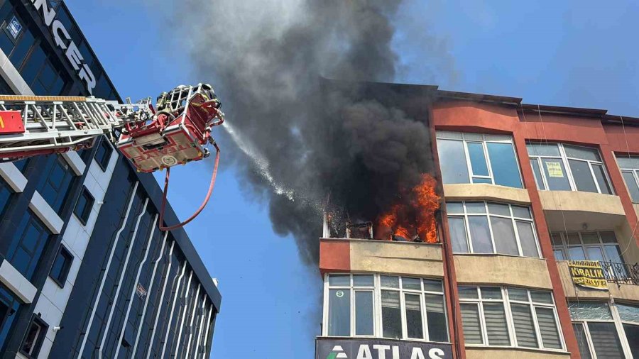 Aksaray’da Korkutan Yangın, Daire Alev Alev Yandı