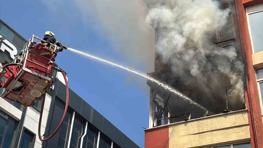 Aksaray’da Korkutan Yangın, Daire Alev Alev Yandı
