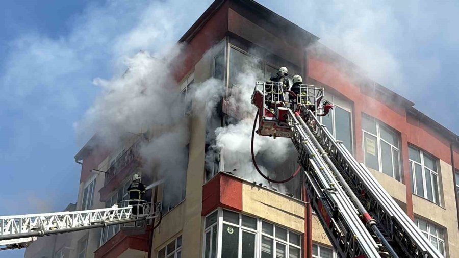 Aksaray’da Korkutan Yangın, Daire Alev Alev Yandı