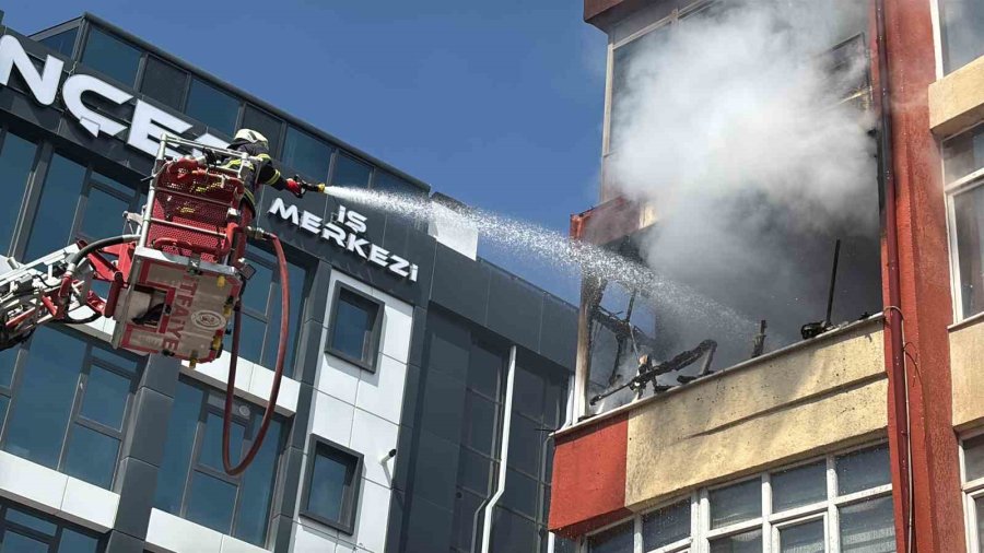 Aksaray’da Korkutan Yangın, Daire Alev Alev Yandı