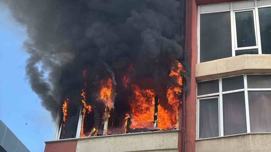 Aksaray’da Korkutan Yangın, Daire Alev Alev Yandı