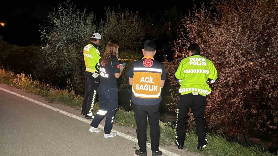 Aksaray’da Sulama Kanalına Düşen Araç Ekipleri Alarma Geçirdi