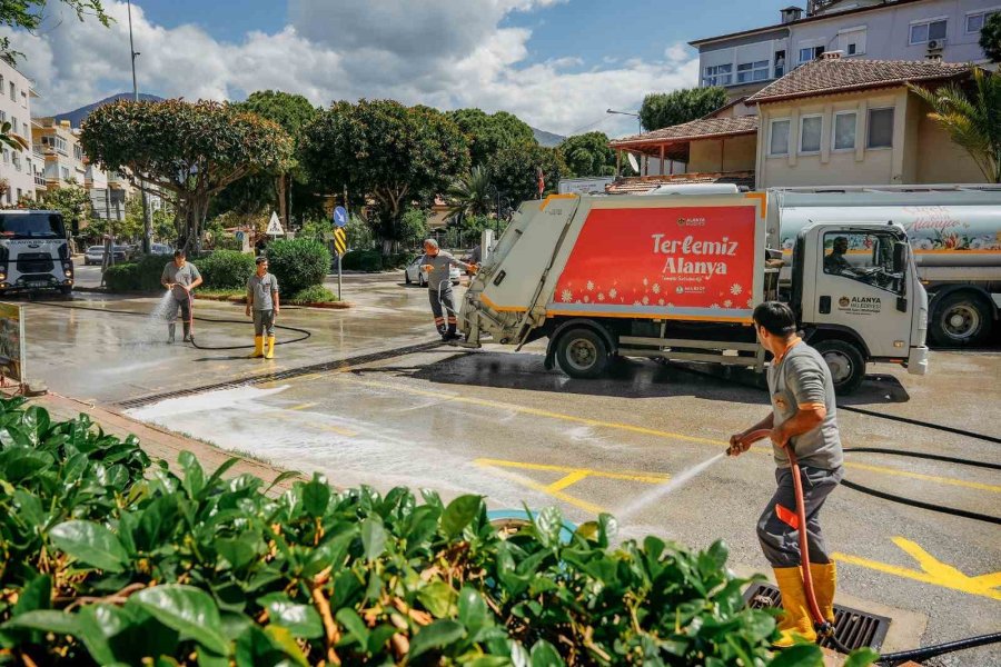 Temizlik İşleri Ekipleri Alanya’yı Bayrama Hazırlıyor