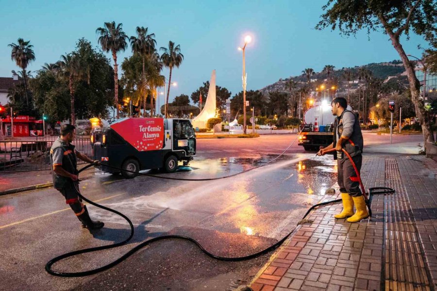 Temizlik İşleri Ekipleri Alanya’yı Bayrama Hazırlıyor