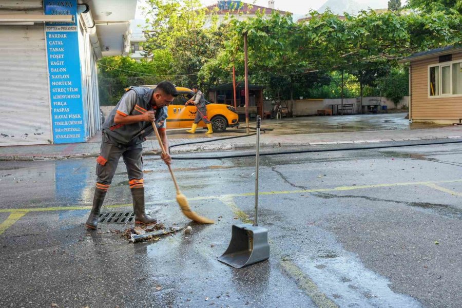 Temizlik İşleri Ekipleri Alanya’yı Bayrama Hazırlıyor