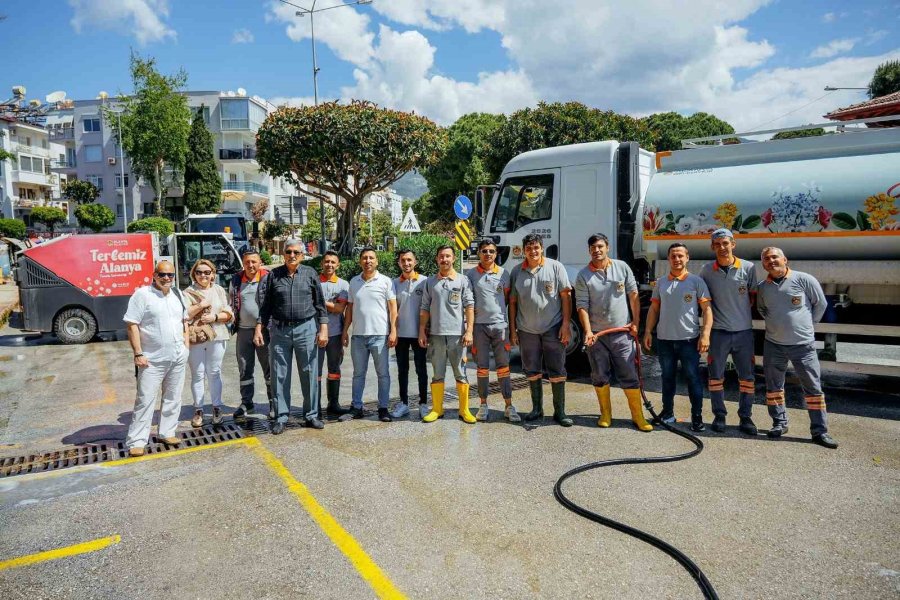 Temizlik İşleri Ekipleri Alanya’yı Bayrama Hazırlıyor