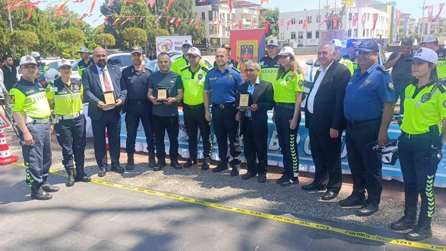 Trafik Haftası Etkinliklerinde Kurallara Uyan 3 Sürücüye Plaket Verildi
