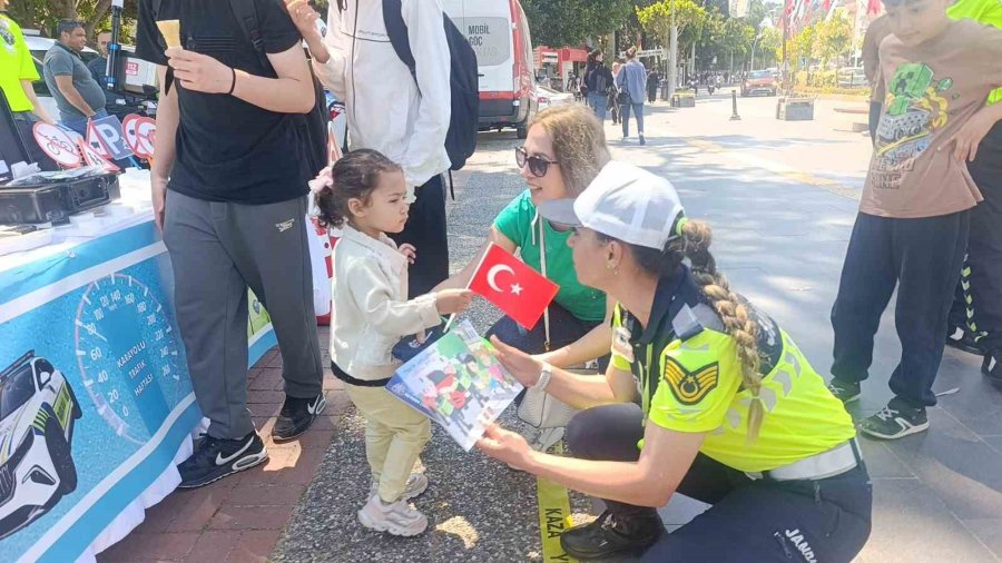 Trafik Haftası Etkinliklerinde Kurallara Uyan 3 Sürücüye Plaket Verildi