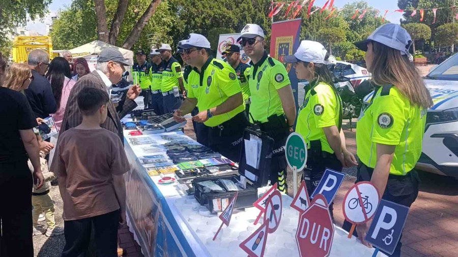 Trafik Haftası Etkinliklerinde Kurallara Uyan 3 Sürücüye Plaket Verildi