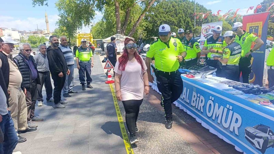 Trafik Haftası Etkinliklerinde Kurallara Uyan 3 Sürücüye Plaket Verildi