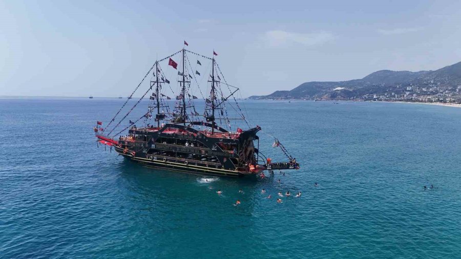 Alanya Sahillerinde Hafta Sonu Yoğunluğu