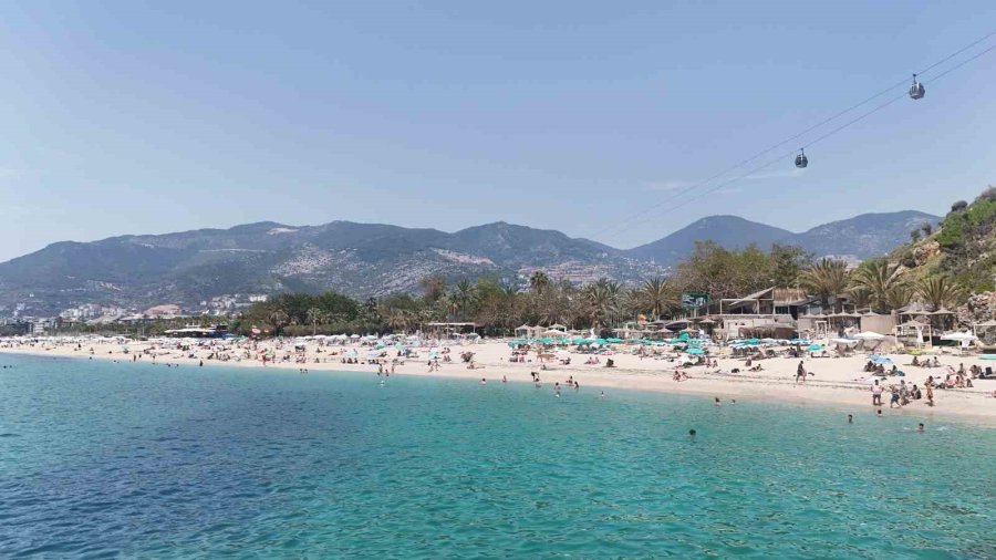 Alanya Sahillerinde Hafta Sonu Yoğunluğu