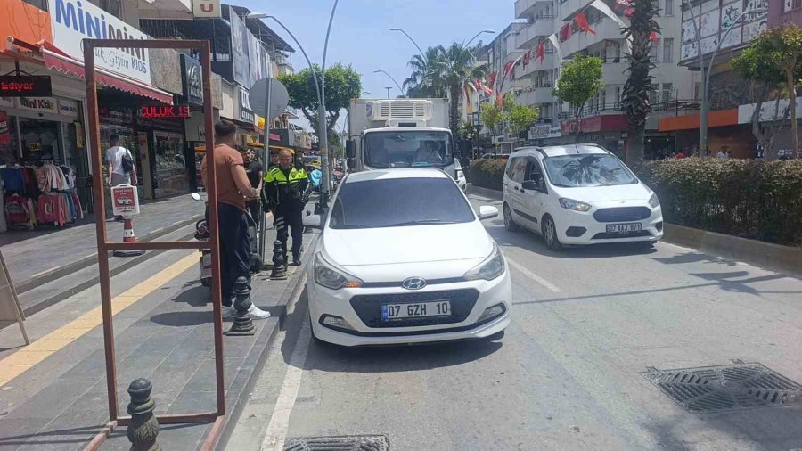 Antalya’da Yaya Geçidinden Geçmeye Çalışan Alman Turistin Ayağını Otomobil Ezdi