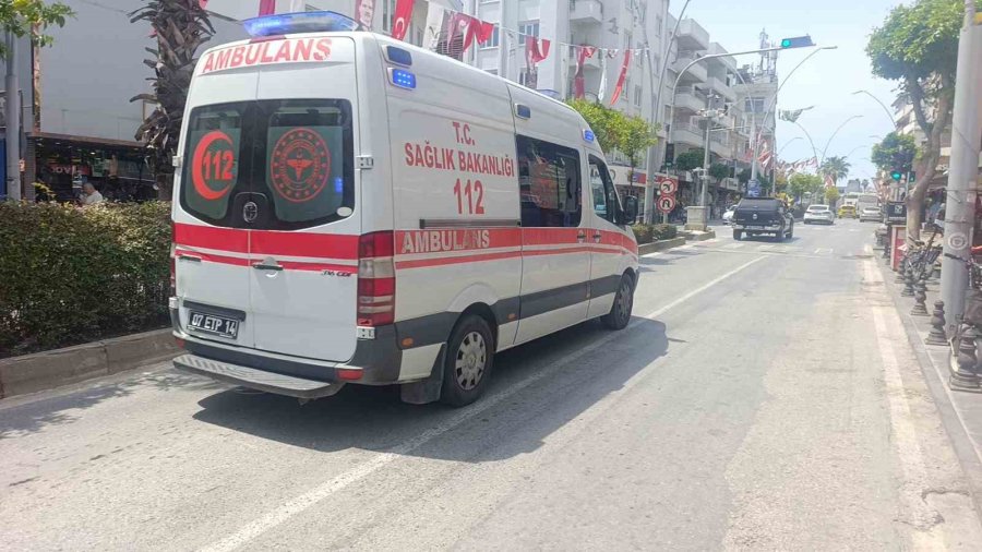 Antalya’da Yaya Geçidinden Geçmeye Çalışan Alman Turistin Ayağını Otomobil Ezdi