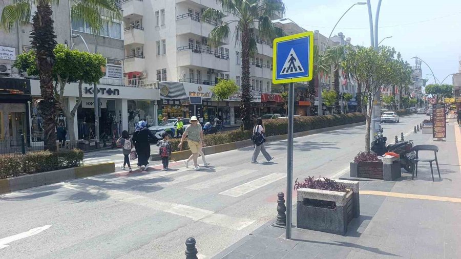 Antalya’da Yaya Geçidinden Geçmeye Çalışan Alman Turistin Ayağını Otomobil Ezdi