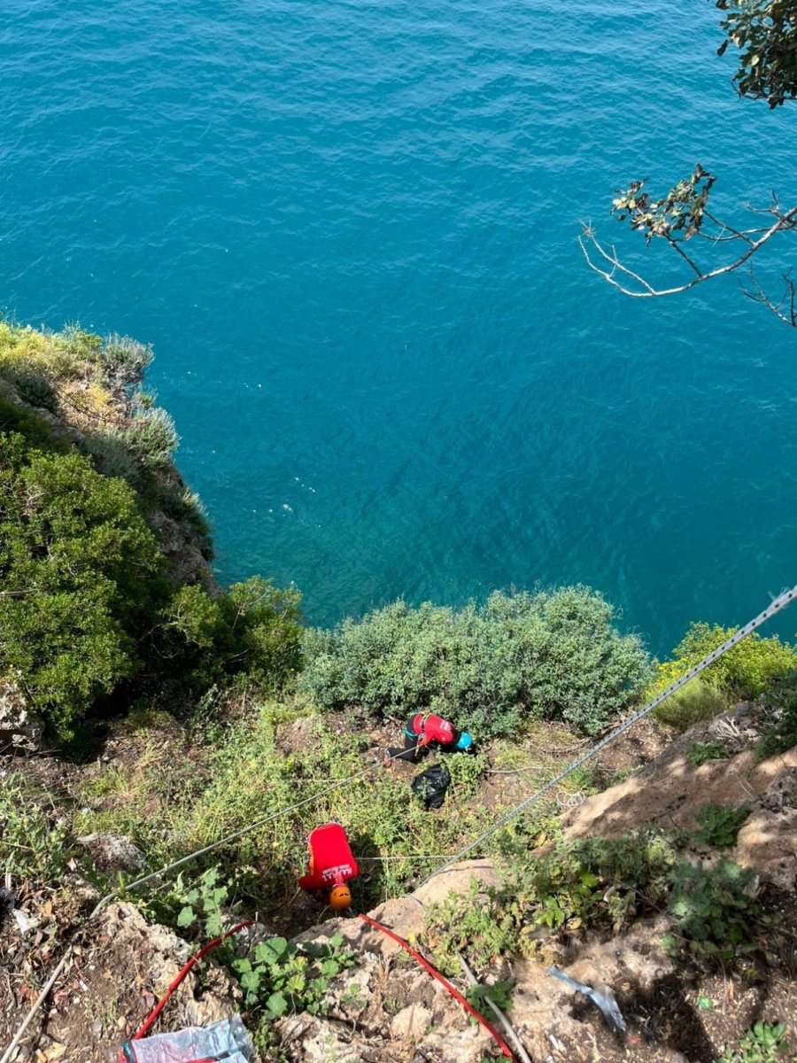 Antalya’da 40 Metrelik Falezlerde Temizlik Operasyonu