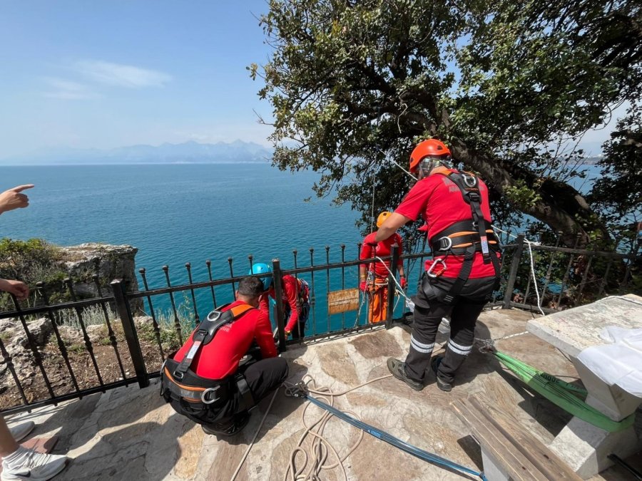 Antalya’da 40 Metrelik Falezlerde Temizlik Operasyonu