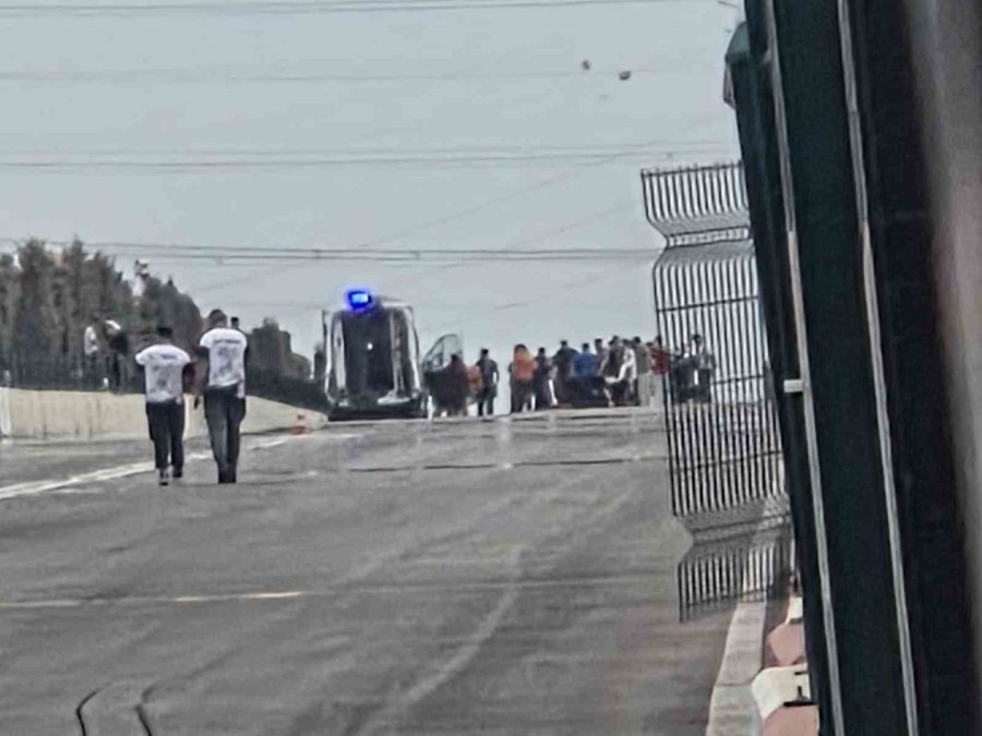 Motodrag Yarışlarında Bariyerlere Çarpan Motosikletin Sürücüsü Yaralandı