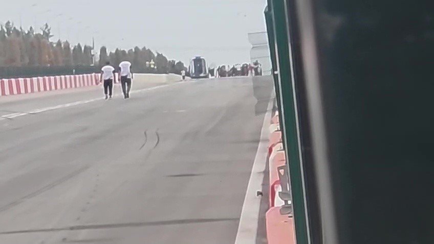 Motodrag Yarışlarında Bariyerlere Çarpan Motosikletin Sürücüsü Yaralandı
