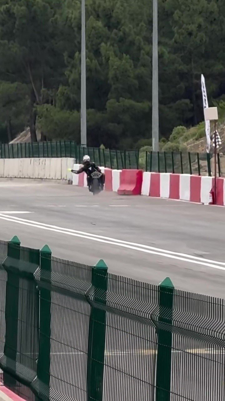 Motodrag Yarışlarında Bariyerlere Çarpan Motosikletin Sürücüsü Yaralandı