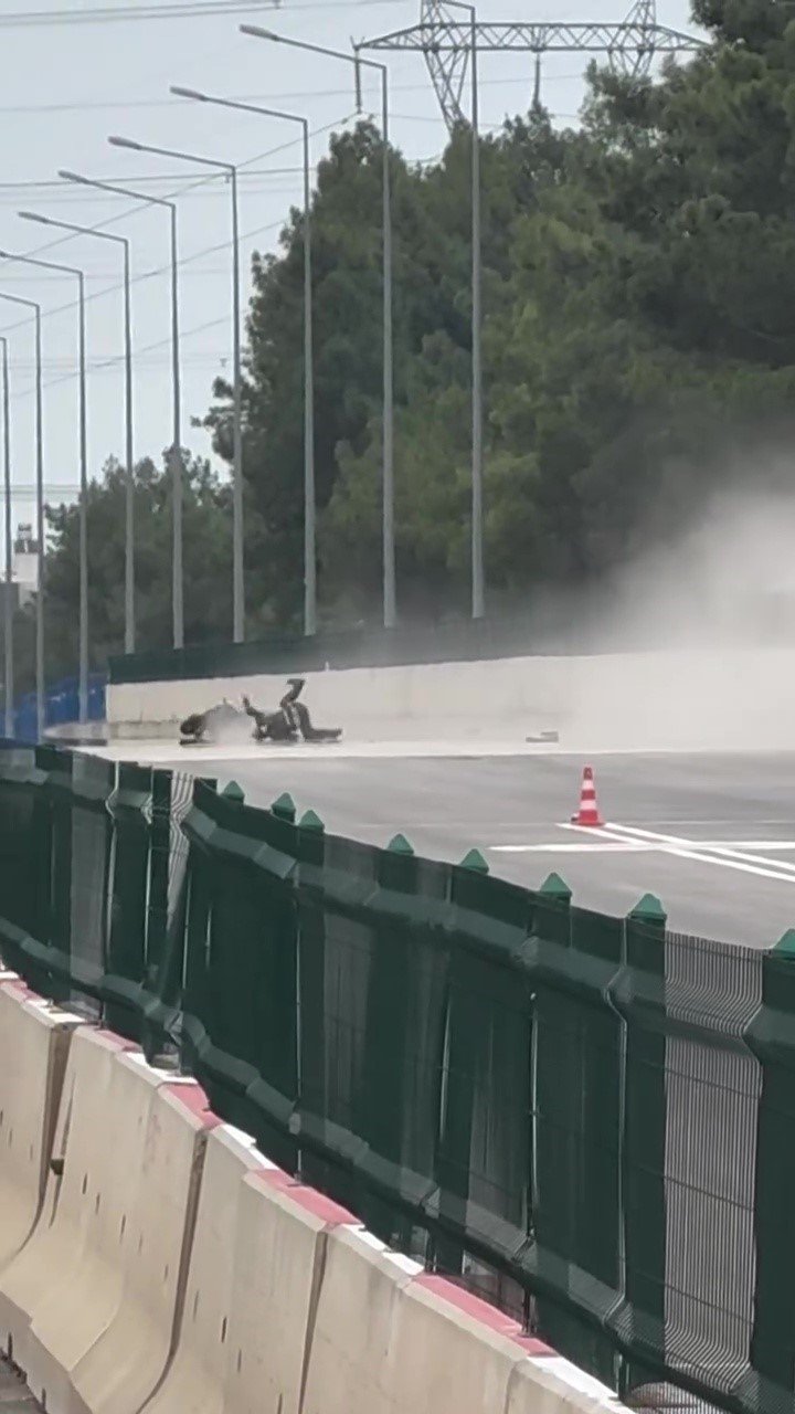 Motodrag Yarışlarında Bariyerlere Çarpan Motosikletin Sürücüsü Yaralandı