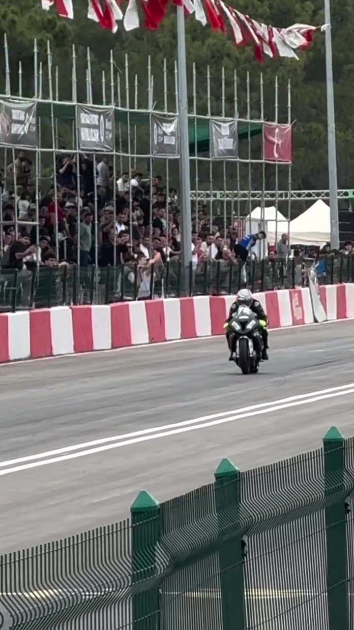 Motodrag Yarışlarında Bariyerlere Çarpan Motosikletin Sürücüsü Yaralandı