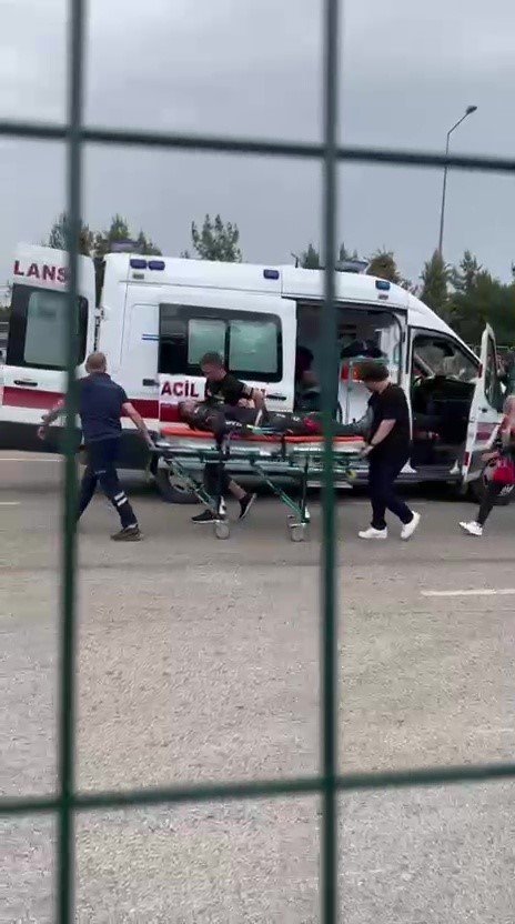Motodrag Yarışlarında Bariyerlere Çarpan Motosikletin Sürücüsü Yaralandı