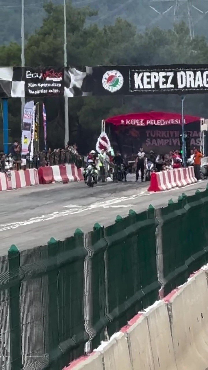 Motodrag Yarışlarında Bariyerlere Çarpan Motosikletin Sürücüsü Yaralandı
