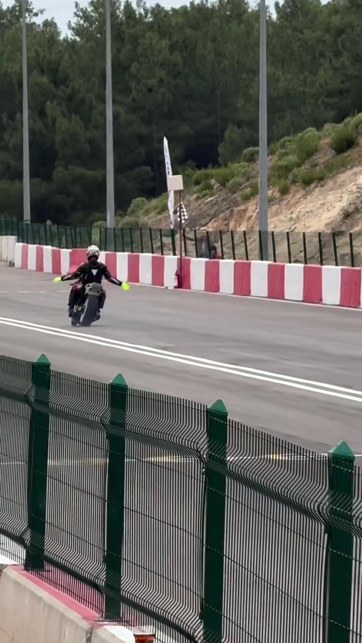 Motodrag Yarışlarında Bariyerlere Çarpan Motosikletin Sürücüsü Yaralandı