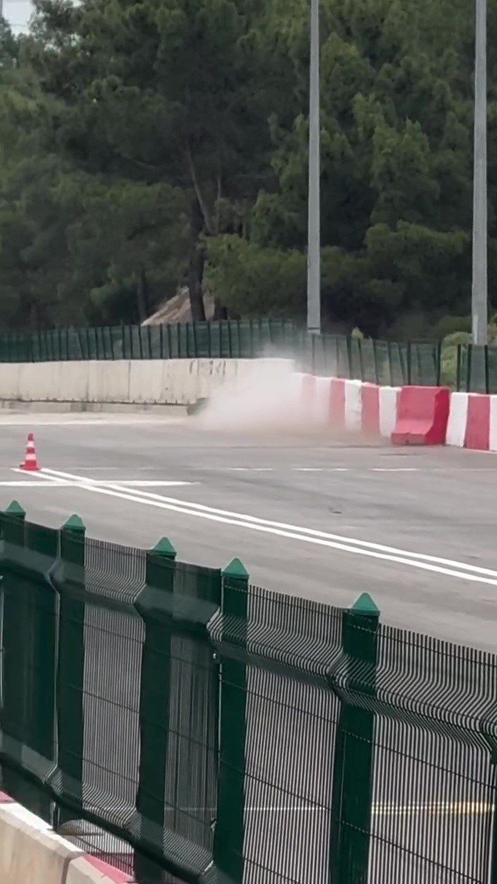 Motodrag Yarışlarında Bariyerlere Çarpan Motosikletin Sürücüsü Yaralandı