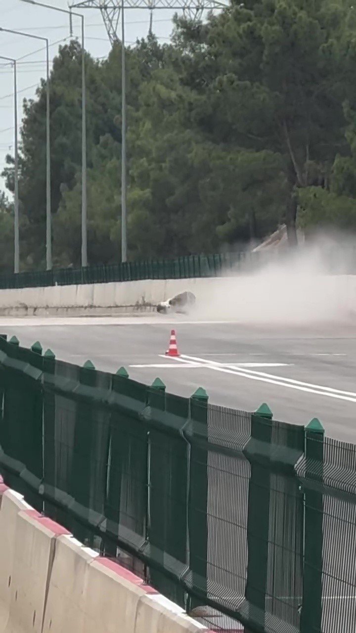 Motodrag Yarışlarında Bariyerlere Çarpan Motosikletin Sürücüsü Yaralandı