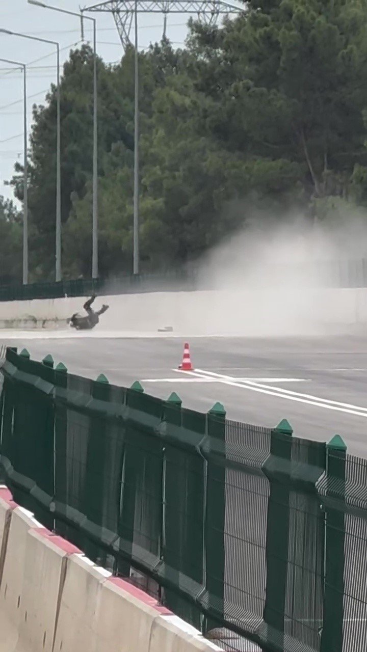 Motodrag Yarışlarında Bariyerlere Çarpan Motosikletin Sürücüsü Yaralandı