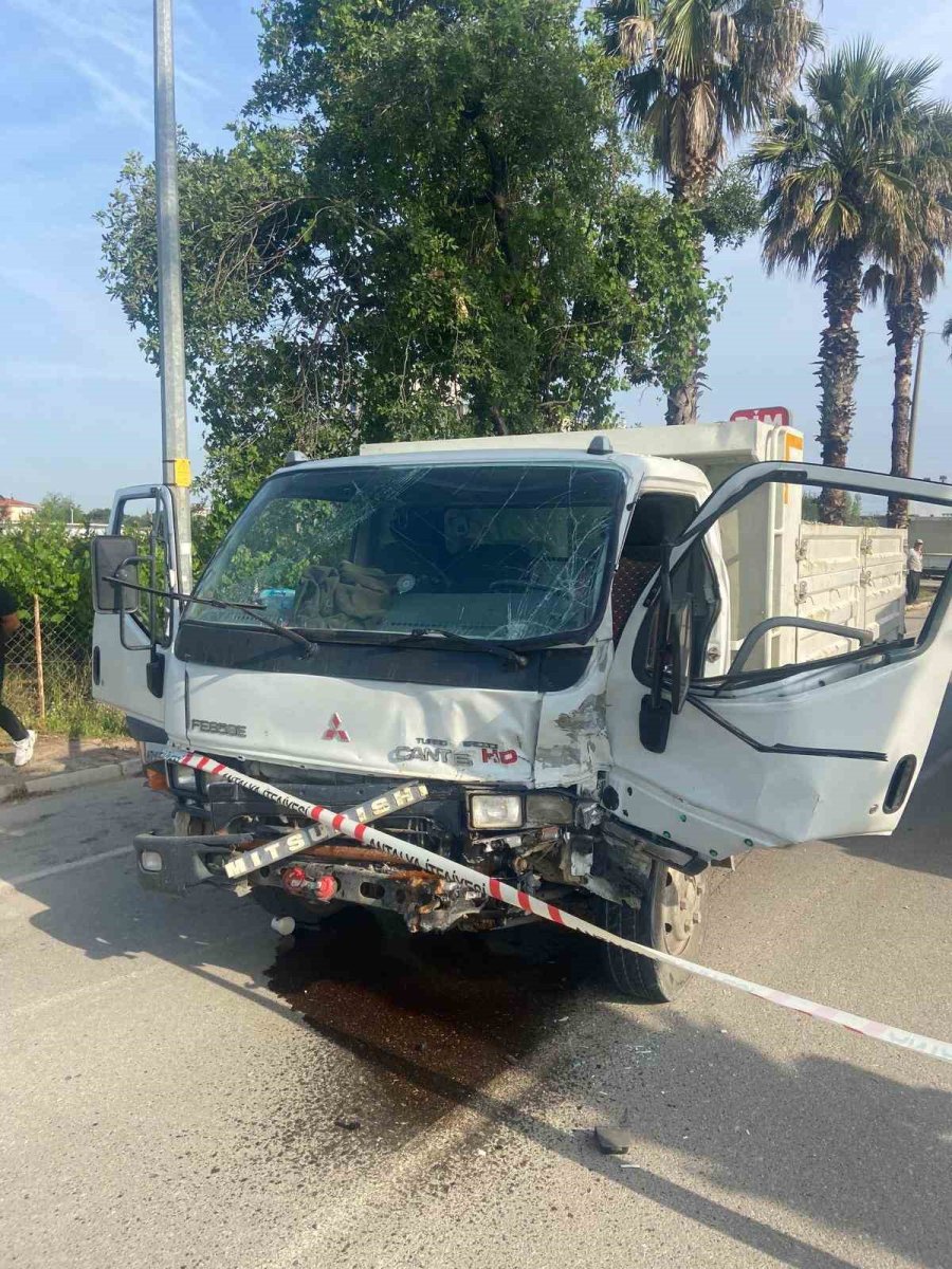 Antalya’da İki Kamyonet Çarpıştı: 2 Yaralı