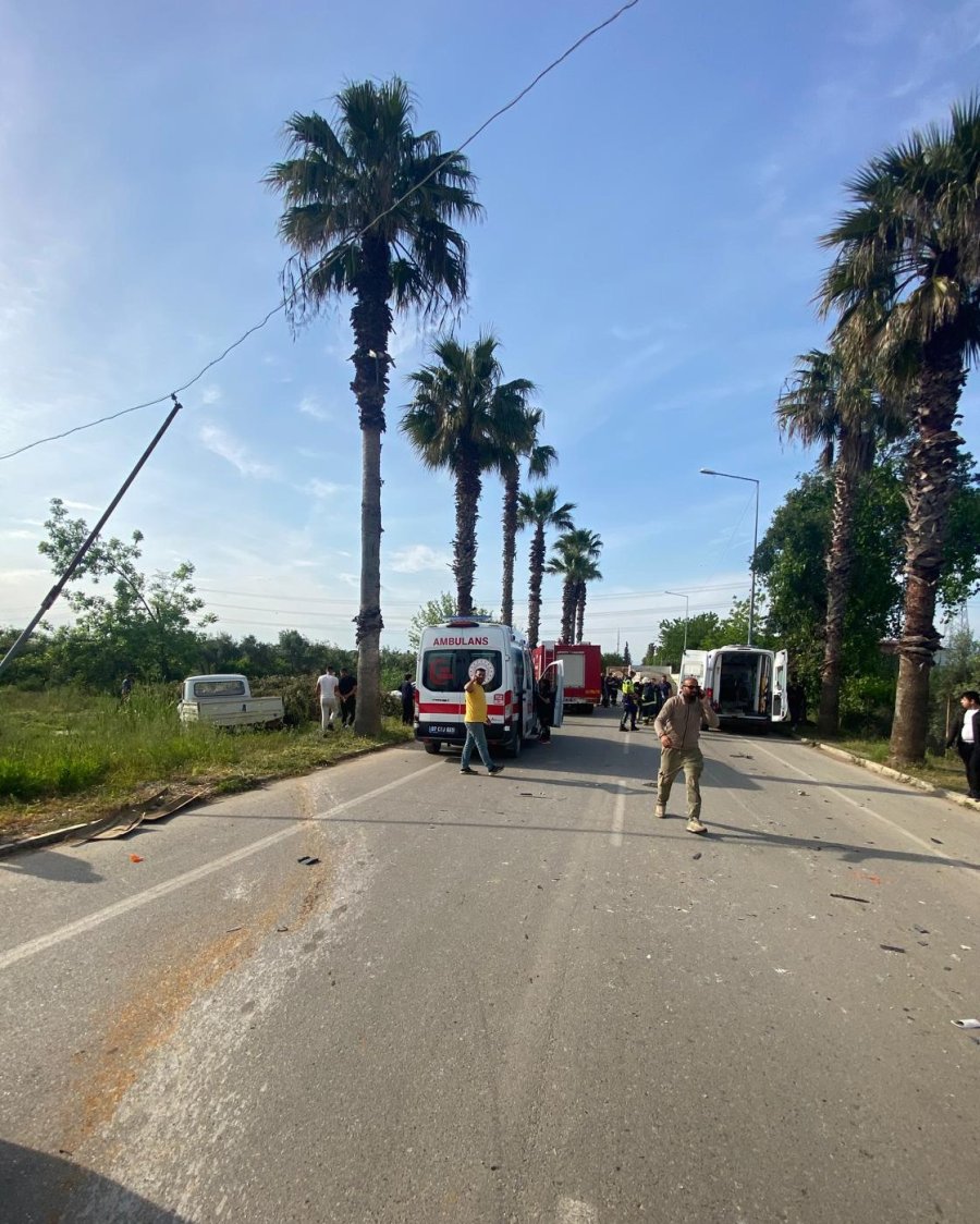 Antalya’da İki Kamyonet Çarpıştı: 2 Yaralı