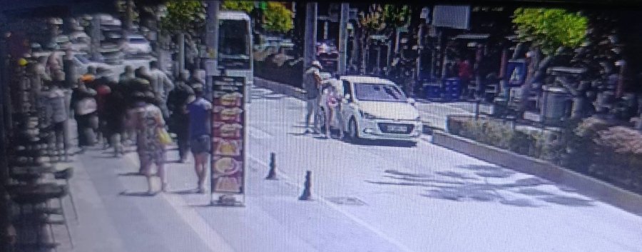 Antalya’da Yaya Geçidinden Geçmeye Çalışan Alman Turistin Ayağını Otomobil Ezdi