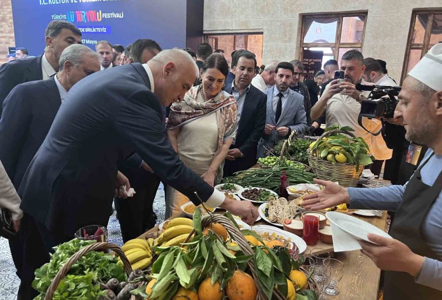 Bakan Ersoy: "turistler Artık Gastronomi İçin Rota Belirliyor"