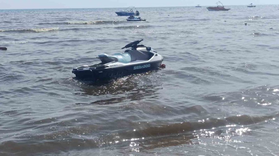 Dereden Gelen Sular Denizi Kahverengiye Bürüdü, Turistler Sahili Boşalttı