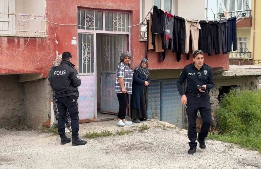 İki Yaşındaki Çocuk Oynadığı 2. Kattaki Balkondan Düştü