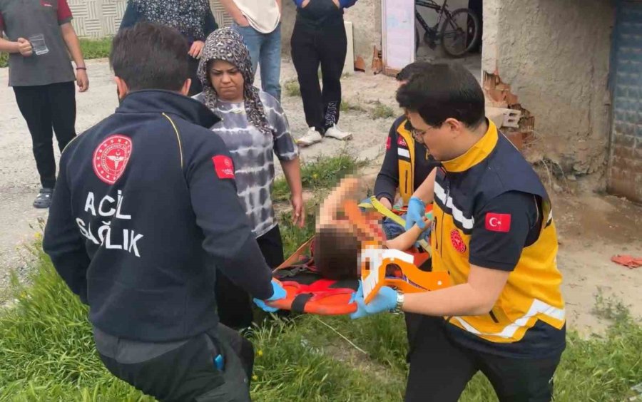 İki Yaşındaki Çocuk Oynadığı 2. Kattaki Balkondan Düştü