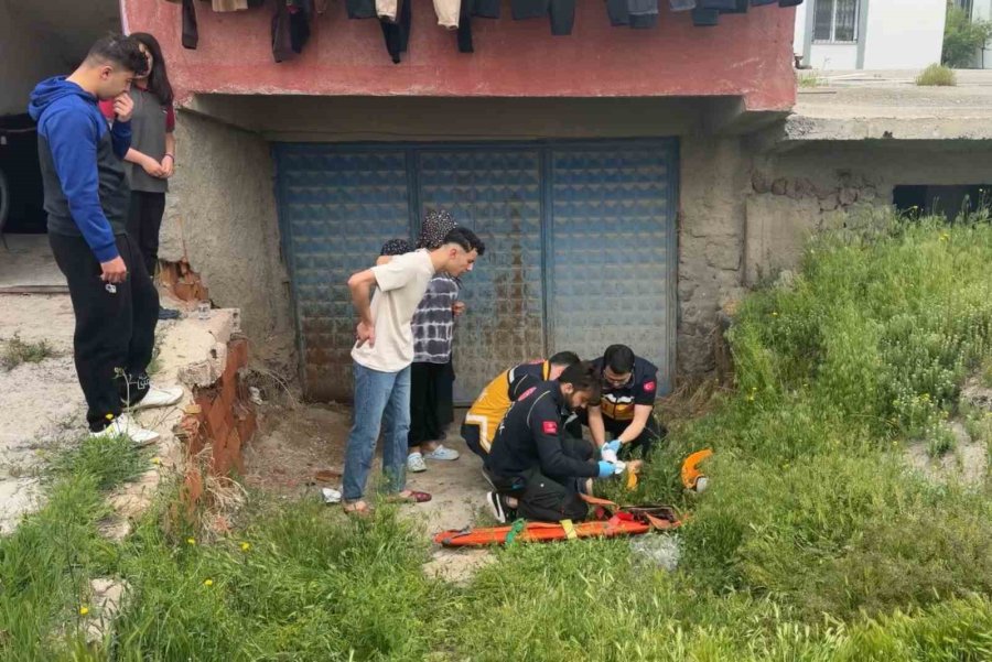İki Yaşındaki Çocuk Oynadığı 2. Kattaki Balkondan Düştü
